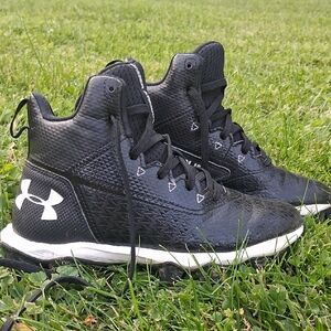 Under Armour Hammer Mid Rm Youth Black and White Football cleats